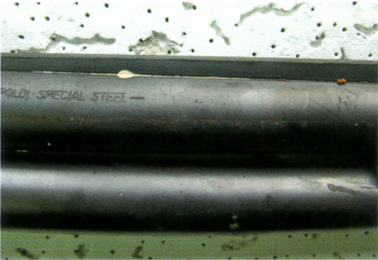 Cijevi brunirane u lužnatoj kupki-između cijevi i šine izbija lužina